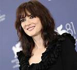 Exploring the Age of Winona Ryder in Beetlejuice: a Timeless Classic