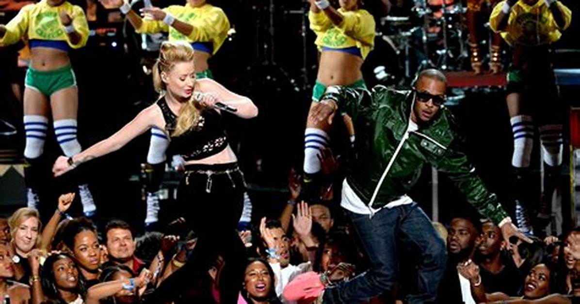 Iggy Azalea Listens to Drake While Posing in Underwear