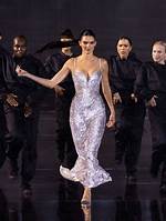 Kendall Jenner's Electrifying Walk on the Versace Runway in 2023